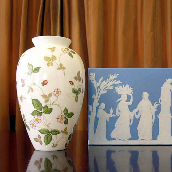 ウェッジウッド（Wedgwood）ワイルドストロベリー クラシック スプレイベース 花瓶 18cm